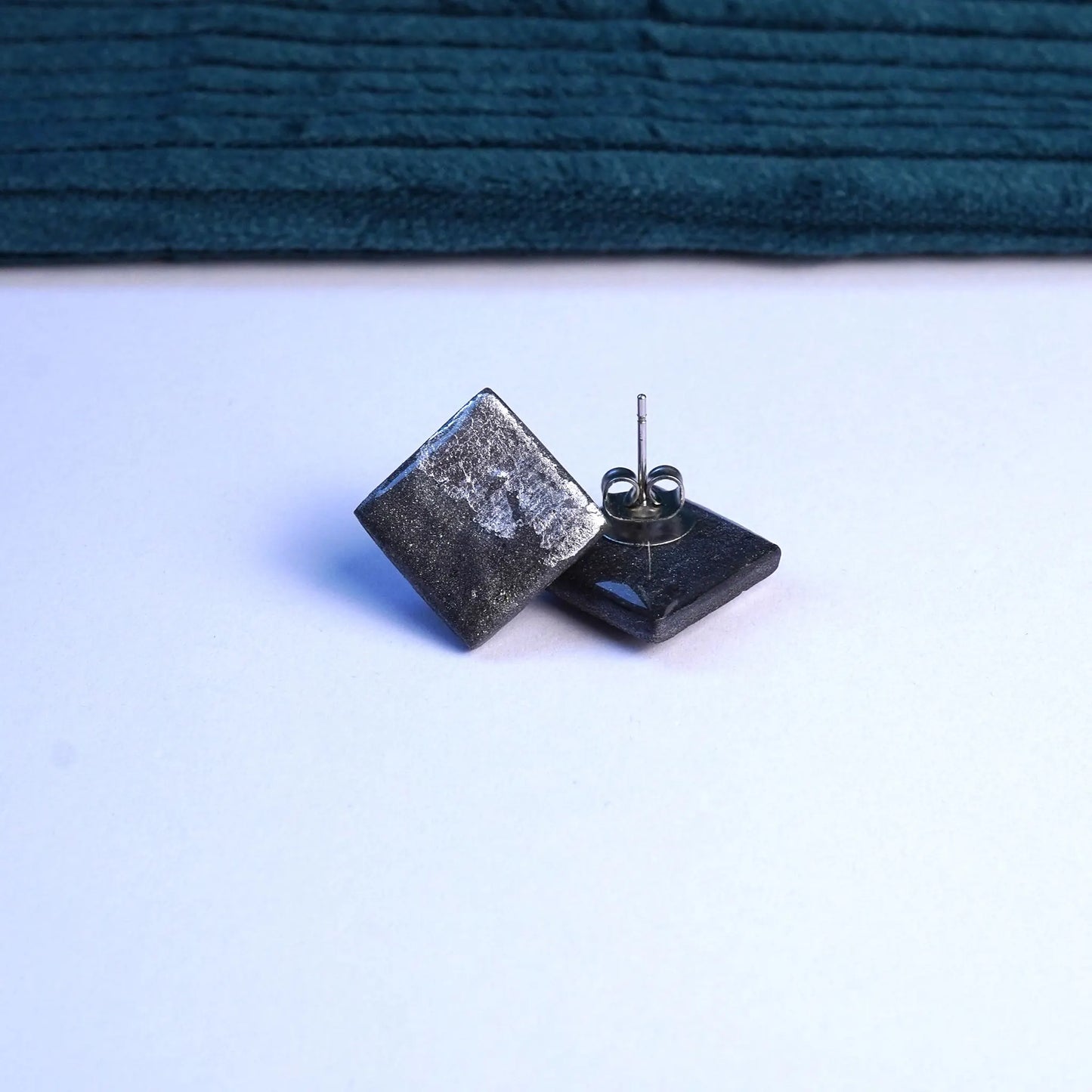 Anthrazite quadratische Ohrringe mit silberfarbener Folie (Basics)