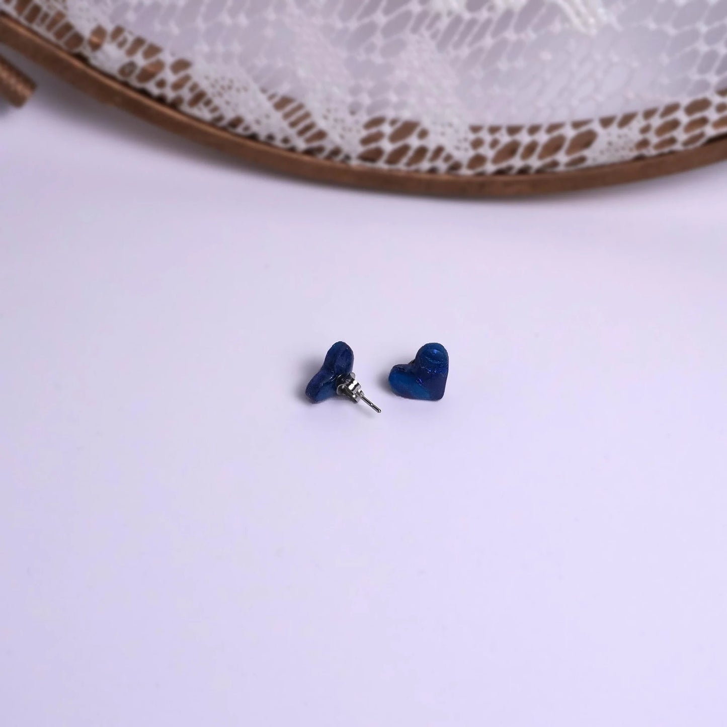 Kleine Herz-Ohrringe (Dark Nightsky) liegend