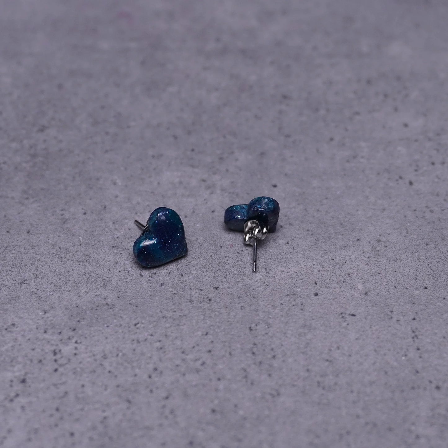 Kleine grünliche Herz-Ohrringe (Galaxy) liegend