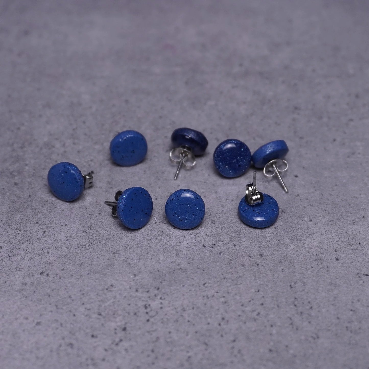 Kleine runde Ohrringe (Galaxy) liegend viele