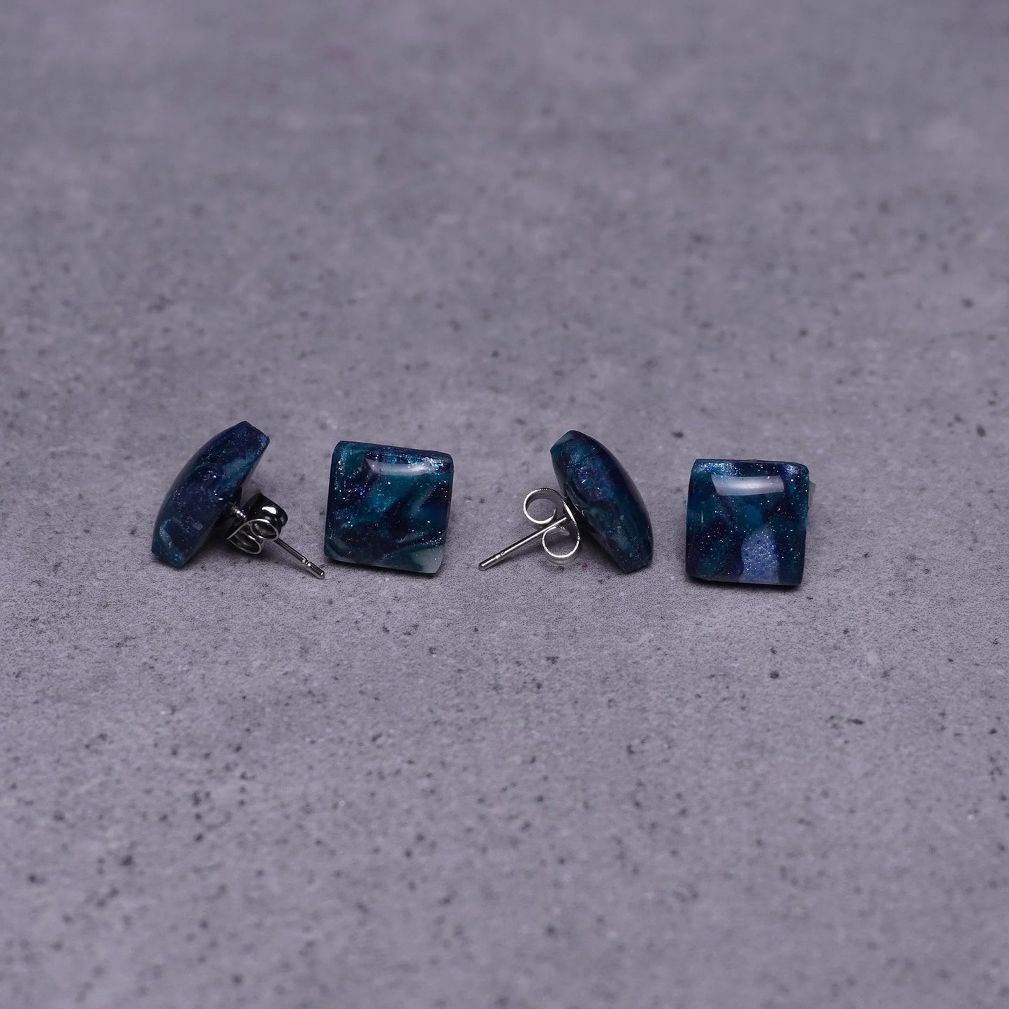 Kleine grünliche quadratische Ohrringe (Galaxy) vier