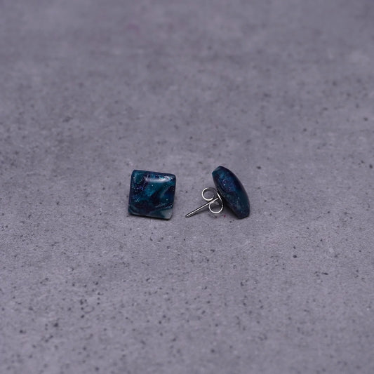 Kleine grünliche quadratische Ohrringe (Galaxy) liegend