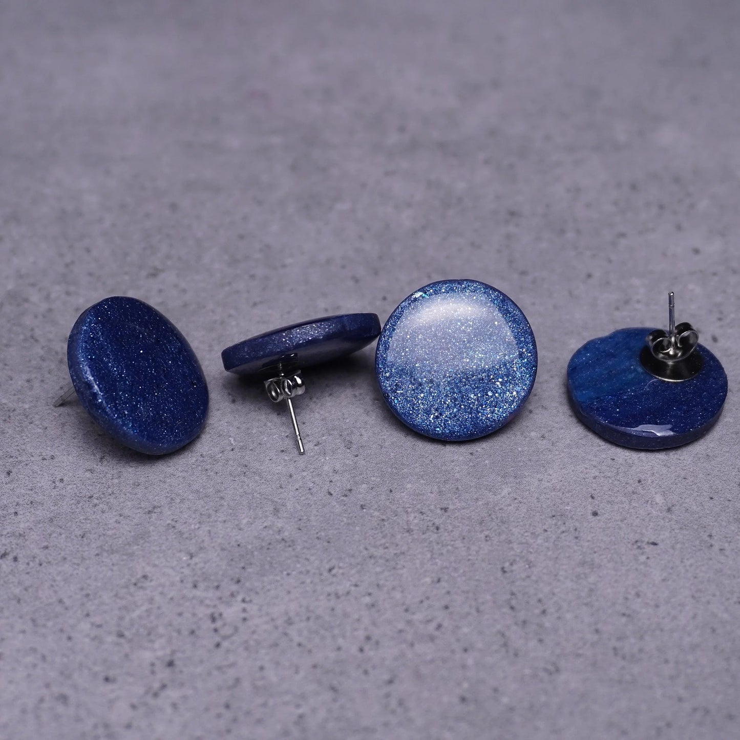 Runde Ohrringe (Galaxy) liegend vier