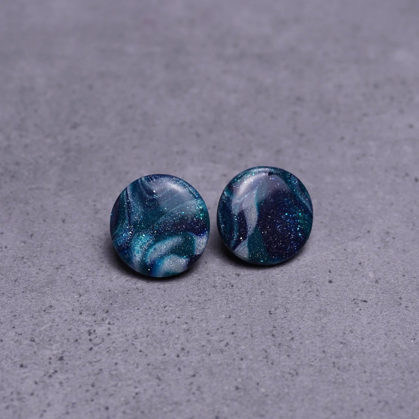 Grünliche runde Ohrringe (Galaxy) liegend