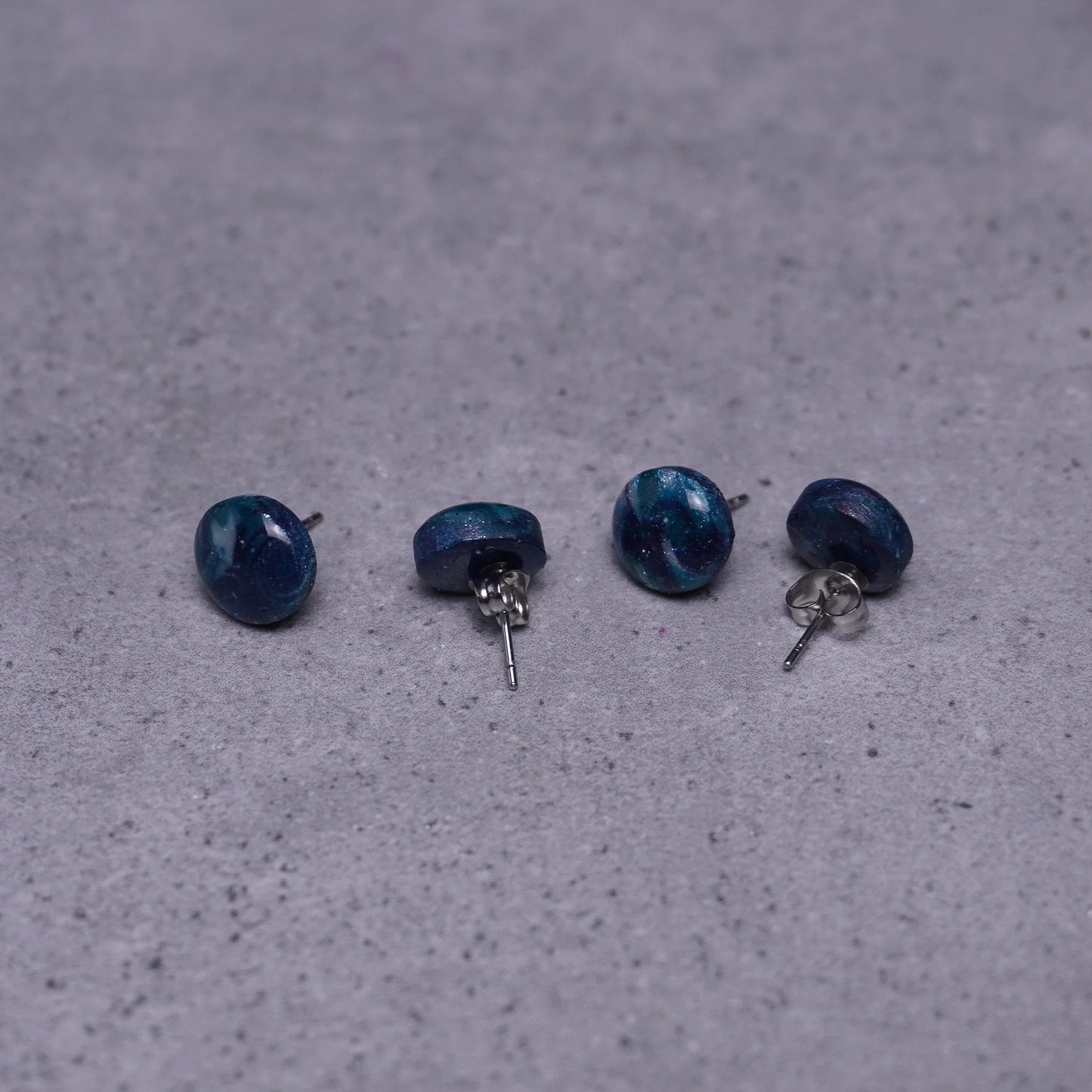 Kleine grünliche runde Ohrringe (Galaxy) liegend vier