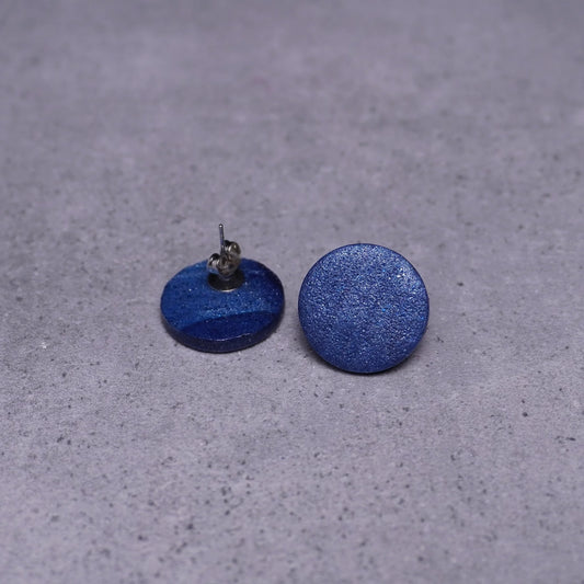 Matte runde Ohrringe (Galaxy) liegend