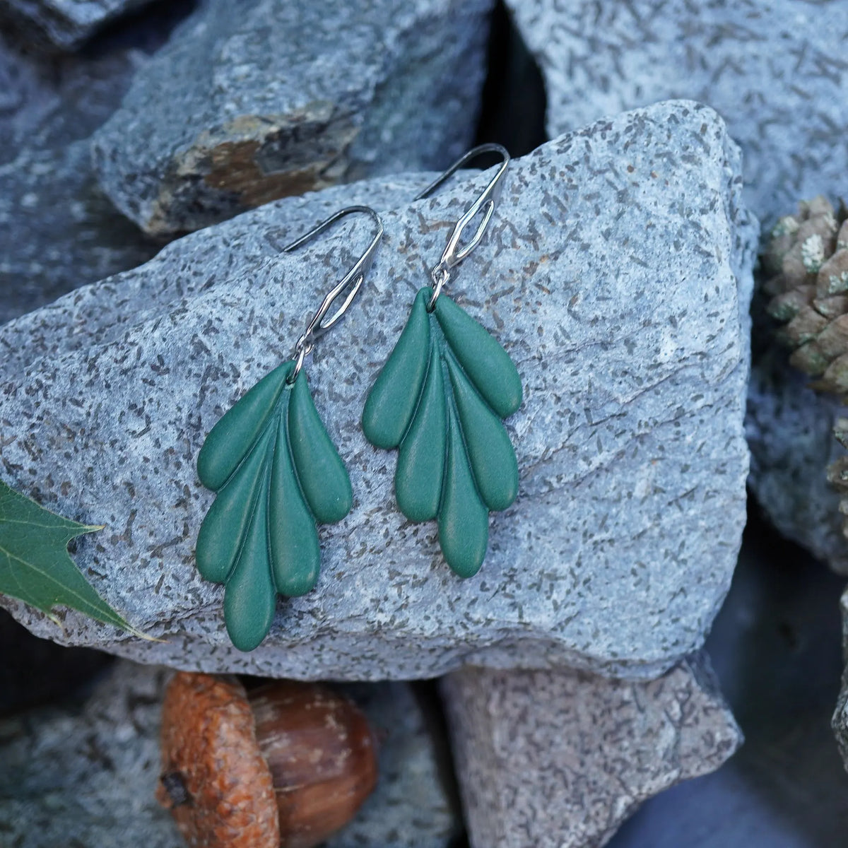 Grüne Ohrringe in Blattform (Herbst)