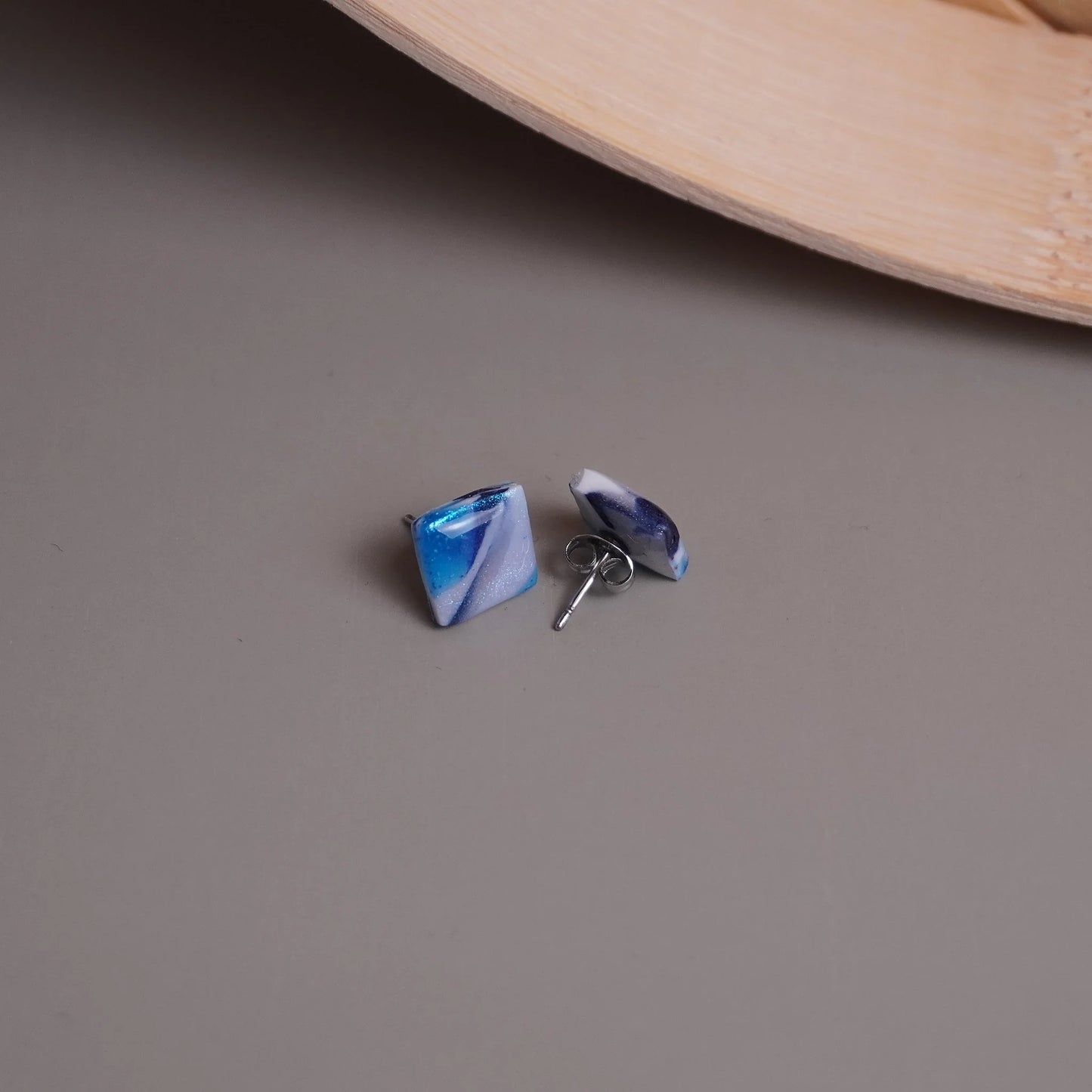 Kleine quadratische Ohrringe (Sea Snow) liegend