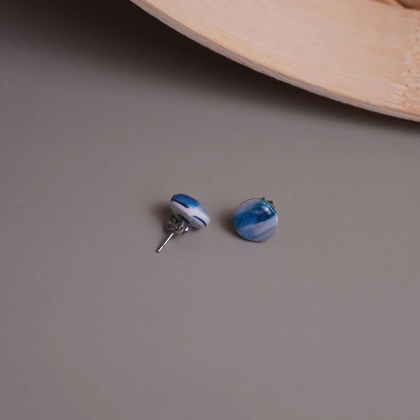 Kleine runde Ohrringe (Sea Snow) liegend