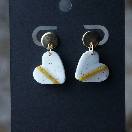 Herz-Ohrringe (The Line) gepunktet goldfarben angesteckt