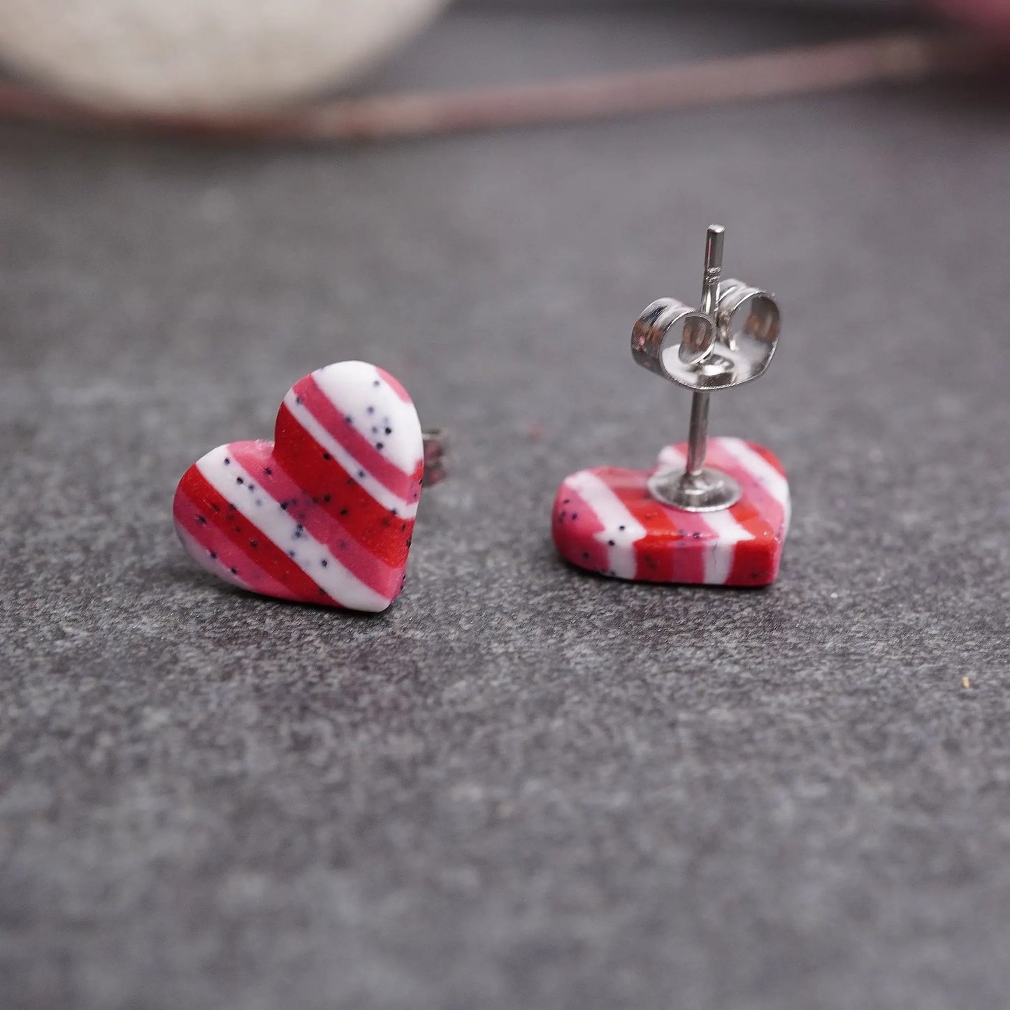 Kleine gepunktete Herz-Ohrringe mit Längsstreifen (Valentinstag)