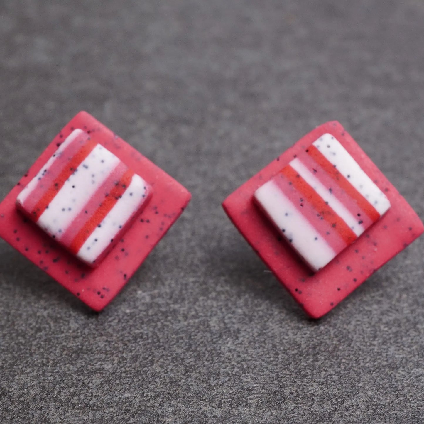 Gepunktete quadratische Ohrringe mit Mini-Quadrat (Valentinstag)