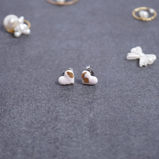 Kleine Herz-Ohrringe mit goldener Glitzerfolie (Yelena)
