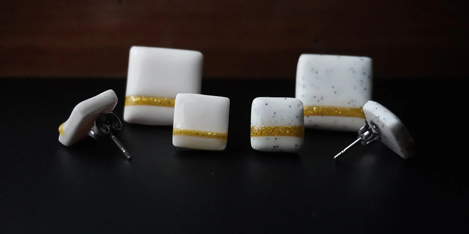 The Line Kollektion Ohrringe weiß mit goldener Linie