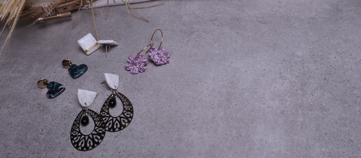 Verschiedene Schmuckstücke liegend von Crisydea