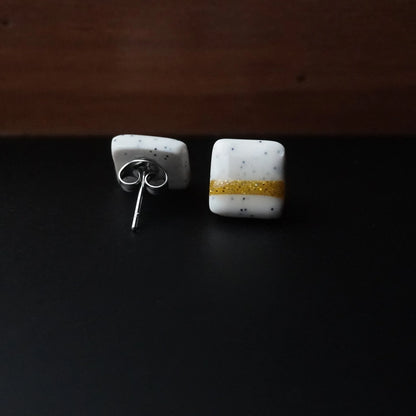 Kleine quadratische Ohrringe (The Line) gepunktet liegend
