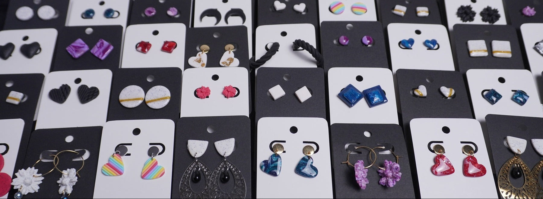 Verschiedenartige bunte Schmuckstücke hängend nah