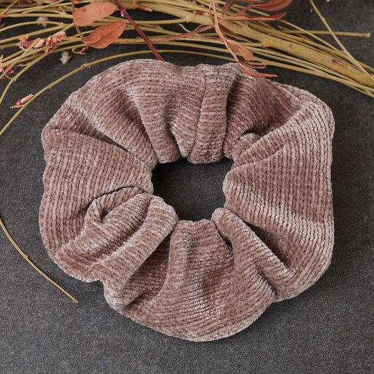 Großer taupfarbener Haargummi / Scrunchie