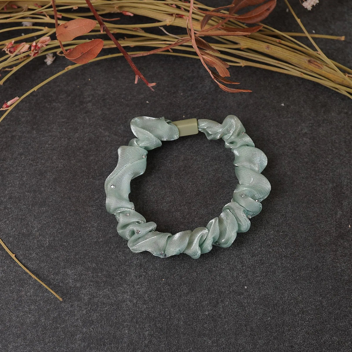 Kleiner grüner Haargummi / Scrunchie mit silbernen Punkten