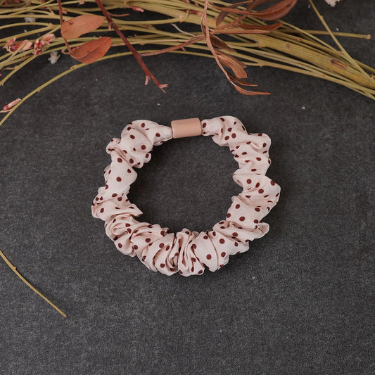 Kleiner beiger Haargummi / Scrunchie mit braunen Punkten