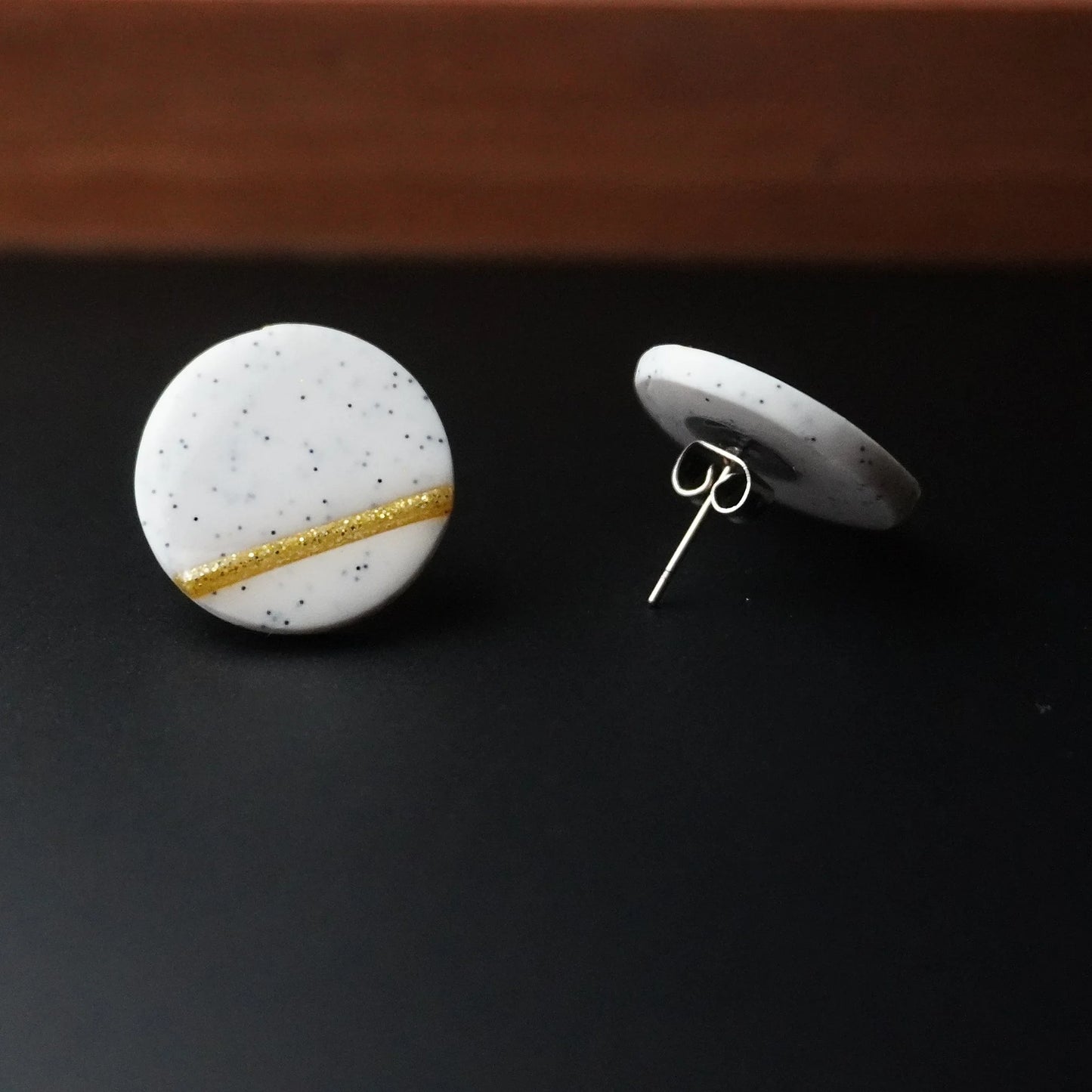 Runde Ohrringe (The Line) gepunktet liegend