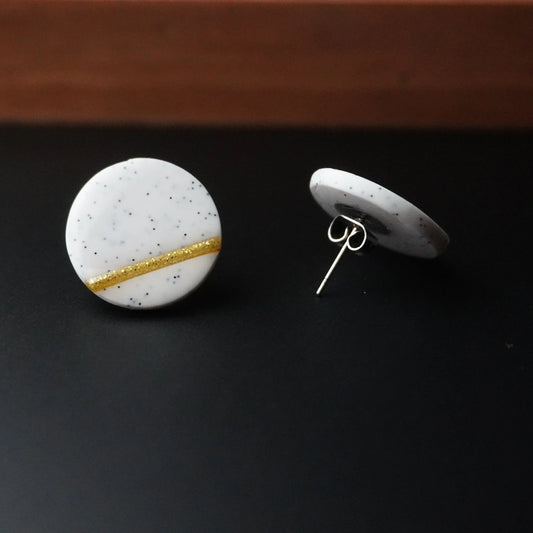 Runde Ohrringe (The Line) gepunktet liegend