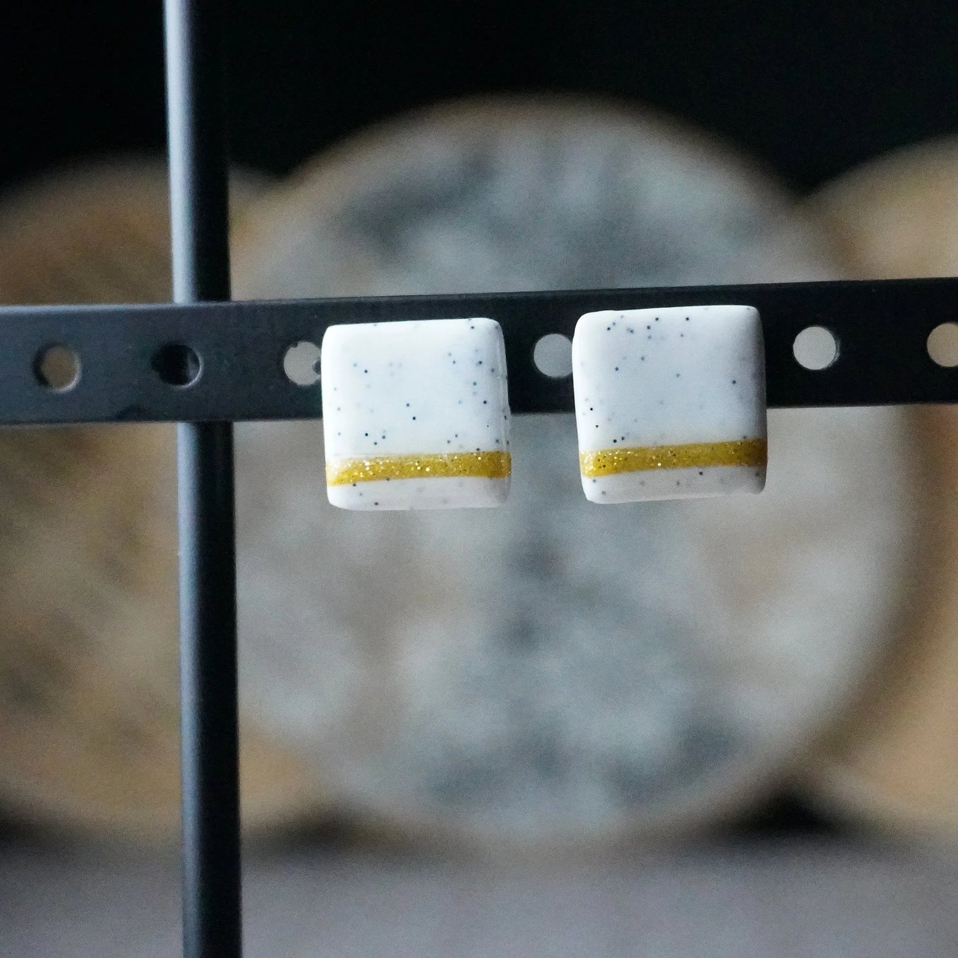 Quadratische Ohrringe (The Line) gepunktet angesteckt