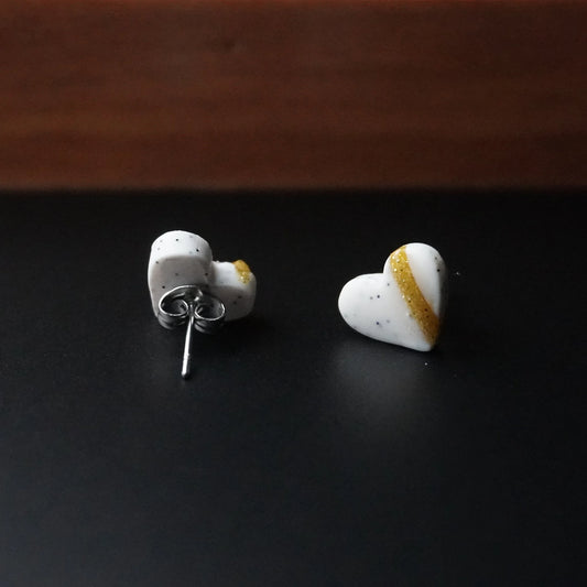 Kleine Herz-Ohrringe (The Line) gepunktet liegend