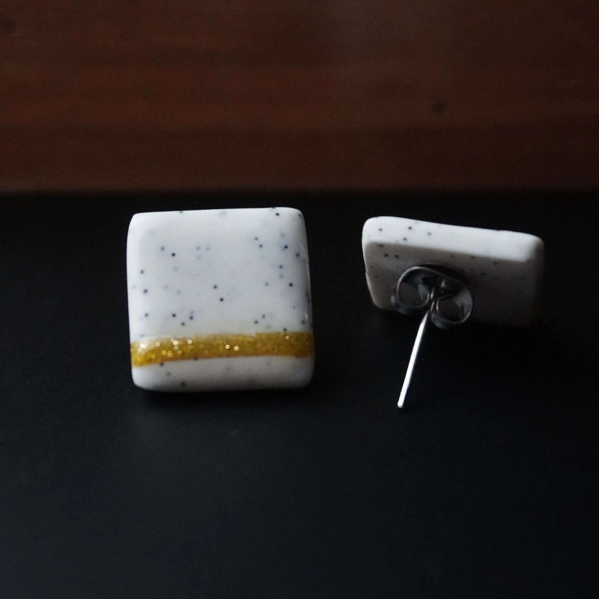 Quadratische Ohrringe (The Line) gepunktet liegend