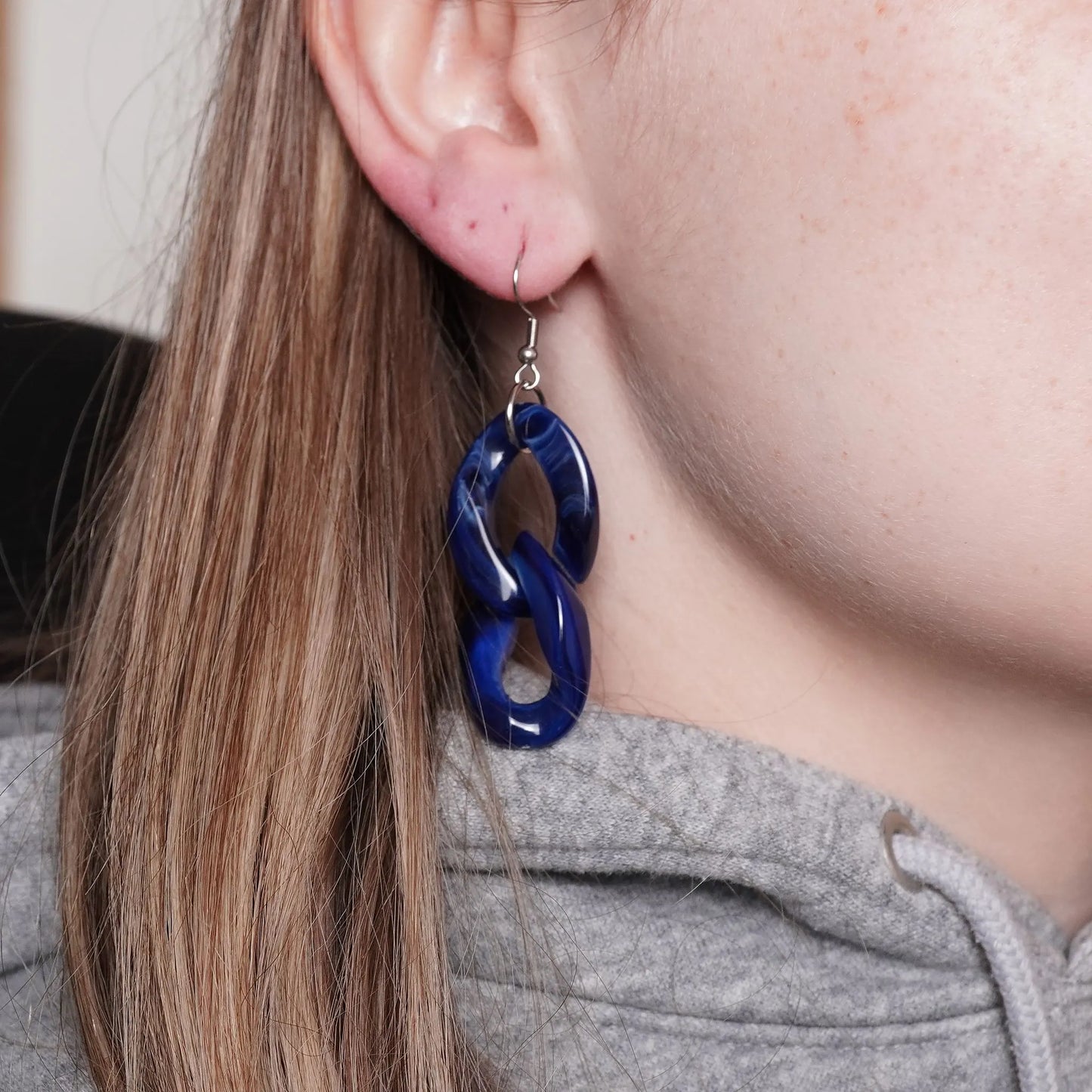 Blaue Ohrringe aus Acryl (Basics)