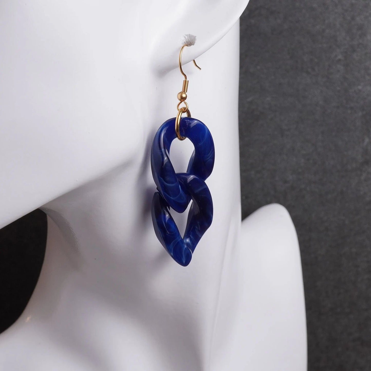 Blaue Ohrringe aus Acryl (Basics)
