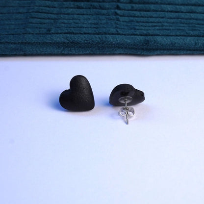 Schwarze gepuffte Herz-Ohrringe (Basics)