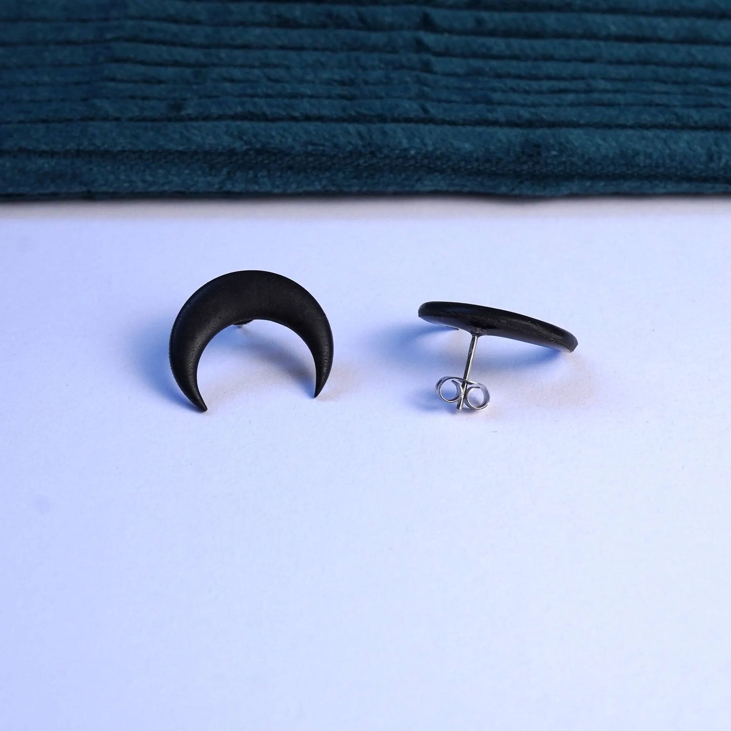 Schwarze Ohrringe in Mondform (Basics)