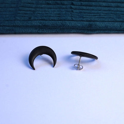 Schwarze Ohrringe in Mondform (Basics)