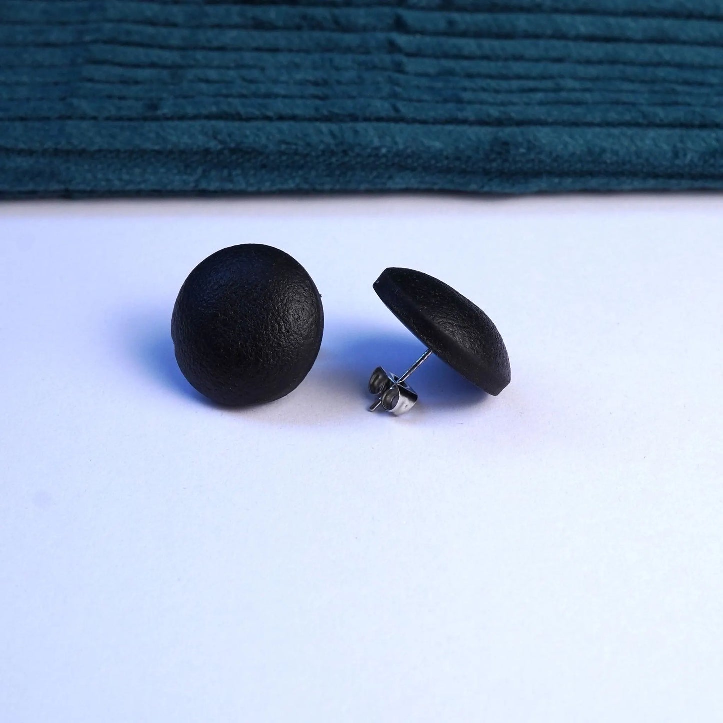 Schwarze gepuffte runde Ohrringe (Basics)