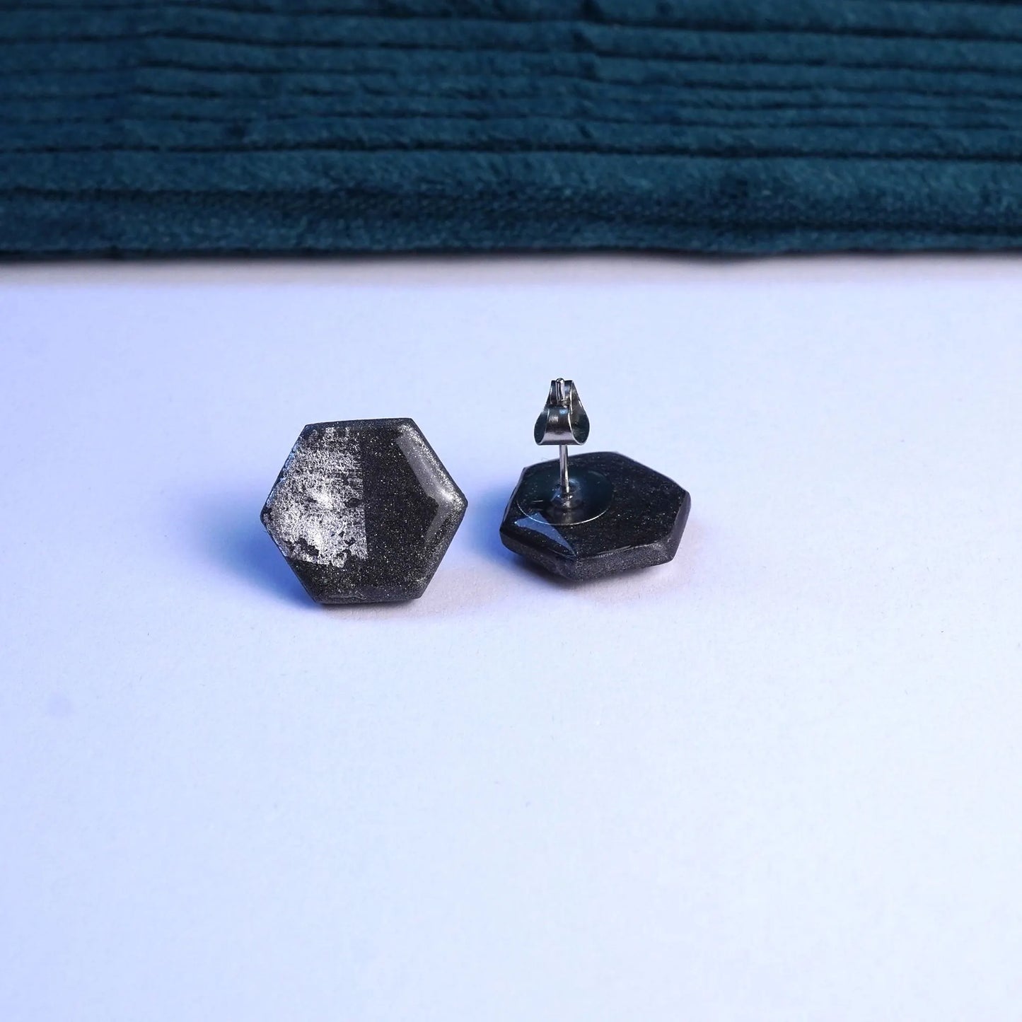 Anthrazite sechseckige Ohrringe mit silberfarbener Folie (Basics)