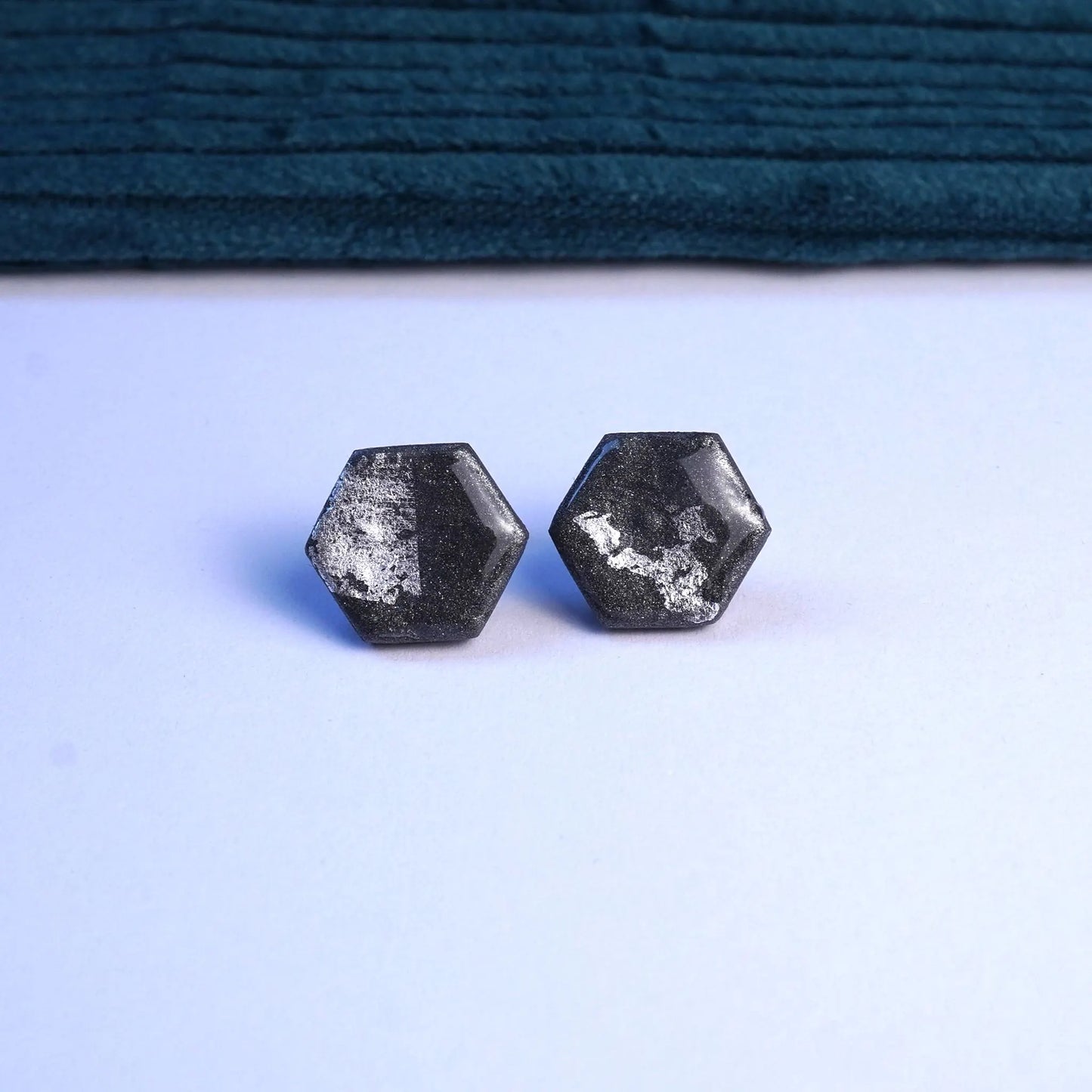 Anthrazite sechseckige Ohrringe mit silberfarbener Folie (Basics)