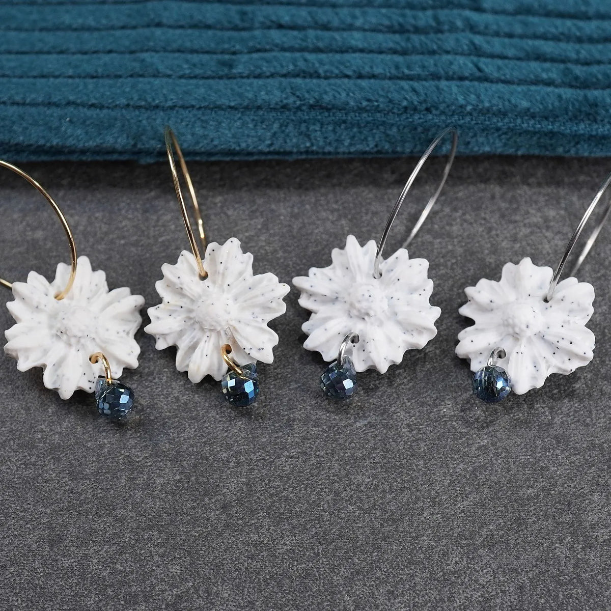 Weiße gepunktete Ohrringe in Blumenform mit Glasperlen (Basics)