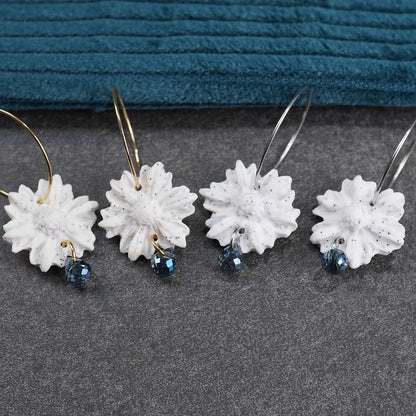 Weiße gepunktete Ohrringe in Blumenform mit Glasperlen (Basics)