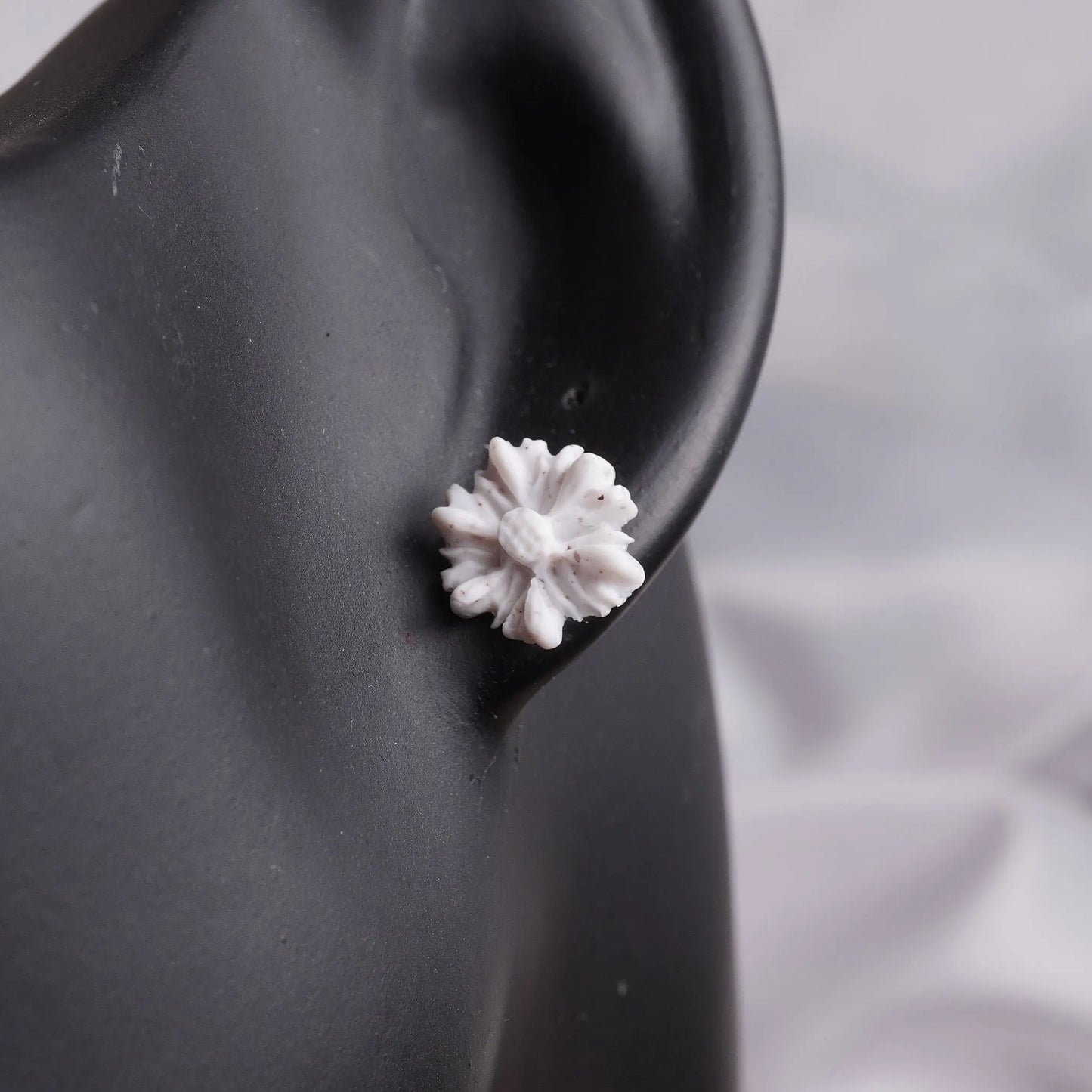Weiße kleine gepunktete Ohrringe in Blumenform (Basics)