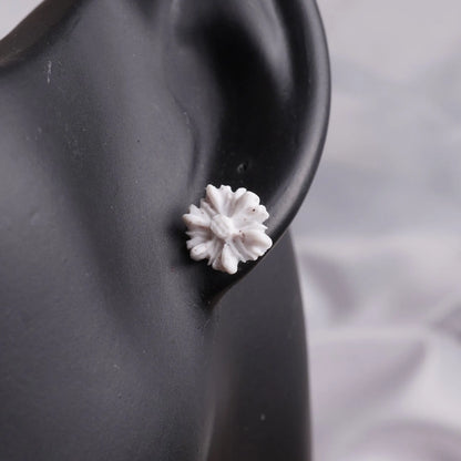 Weiße kleine gepunktete Ohrringe in Blumenform (Basics)