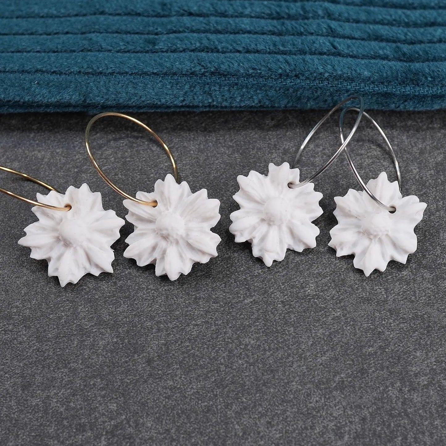 Weiße Ohrringe in Blumenform (Basics)