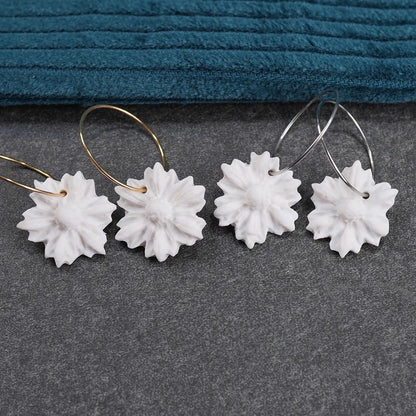 Weiße Ohrringe in Blumenform (Basics)
