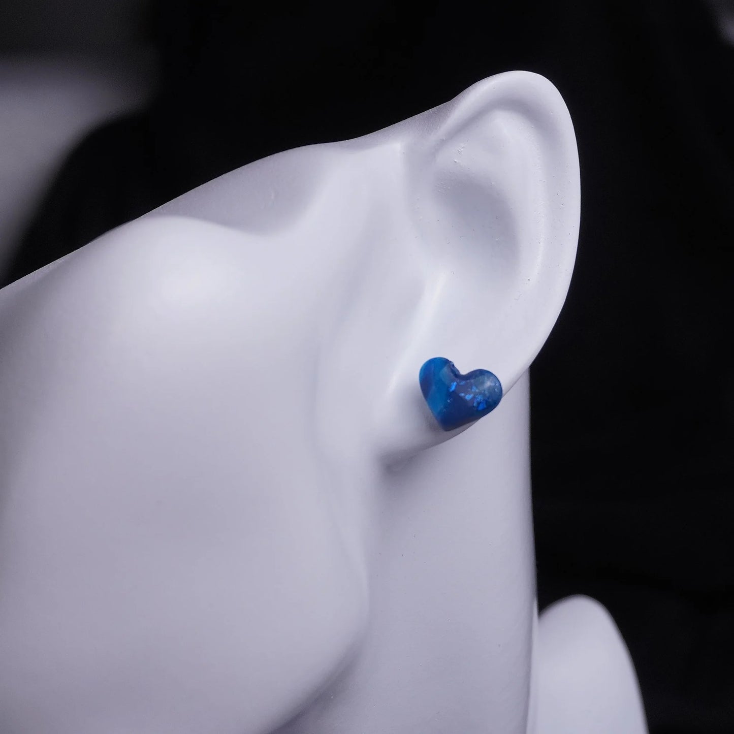 Kleine Herz-Ohrringe (Dark Nightsky) angesteckt