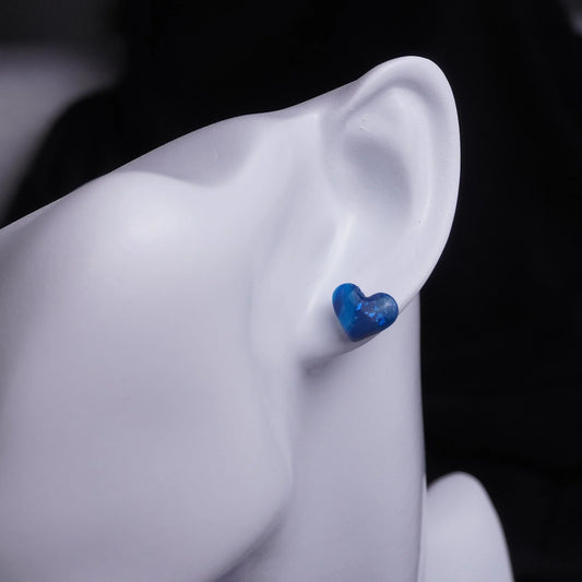 Kleine Herz-Ohrringe (Dark Nightsky) angesteckt
