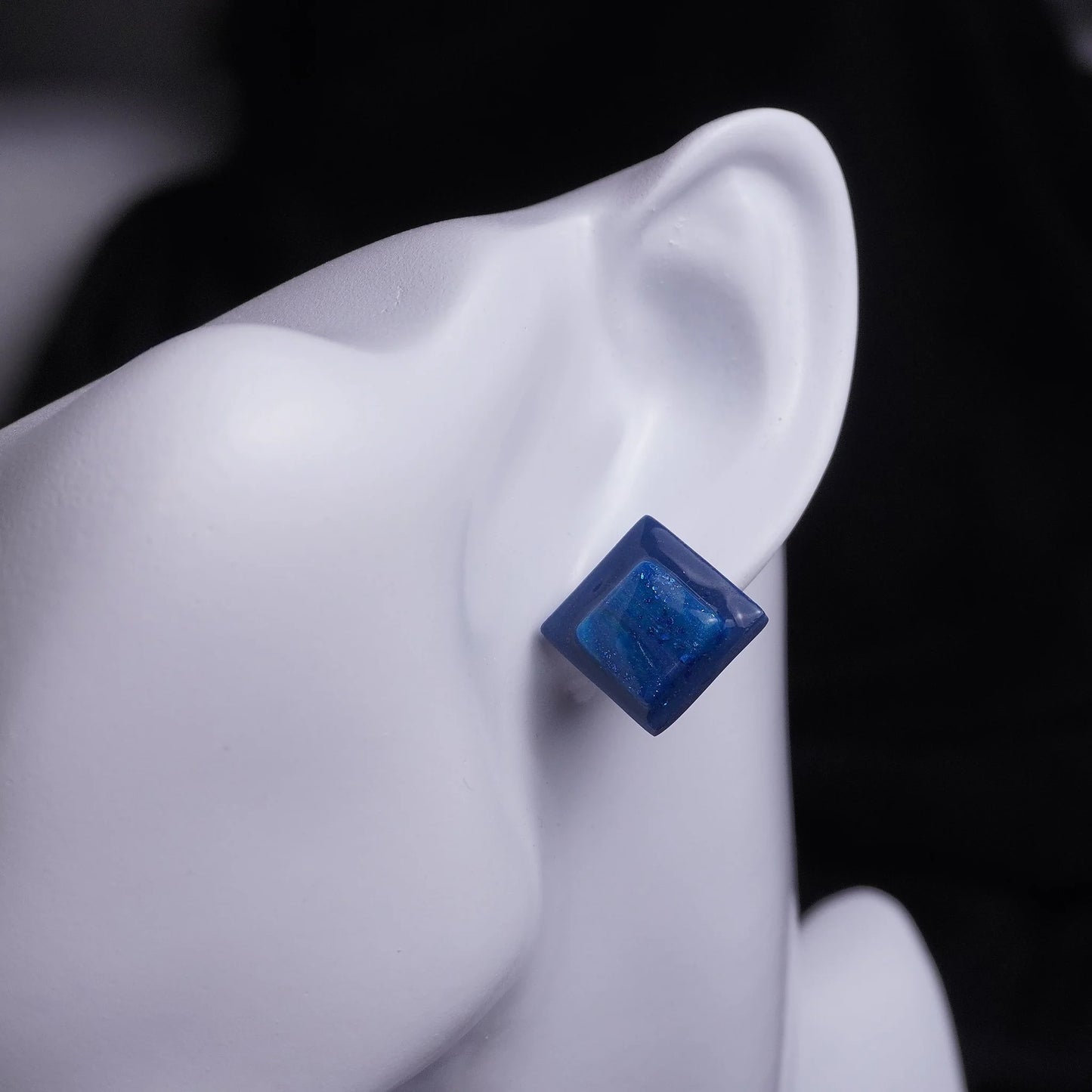 Quadratische Ohrringe mit Mini-Quadrat (Dark Nightsky) angesteckt