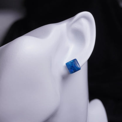 Kleine quadratische Ohrringe (Dark Nightsky) angesteckt