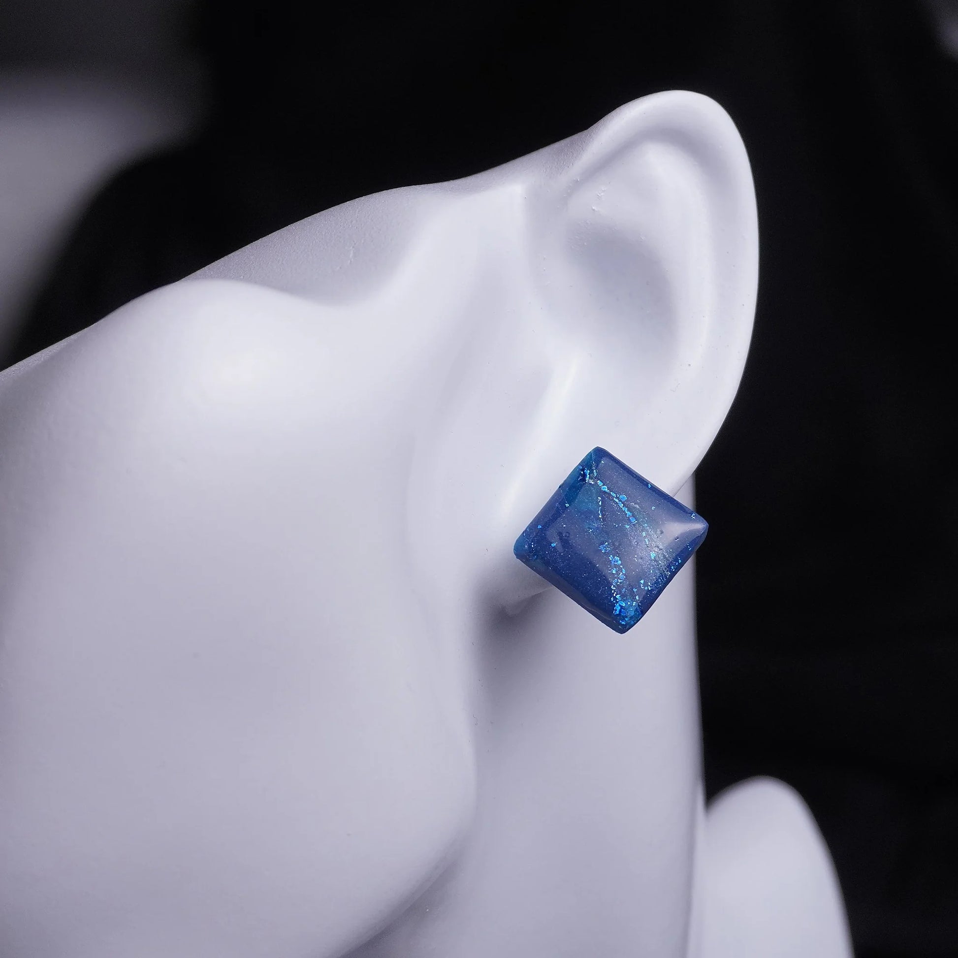 Quadratische Ohrringe (Dark Nightsky) angesteckt