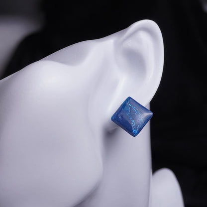 Quadratische Ohrringe (Dark Nightsky) angesteckt