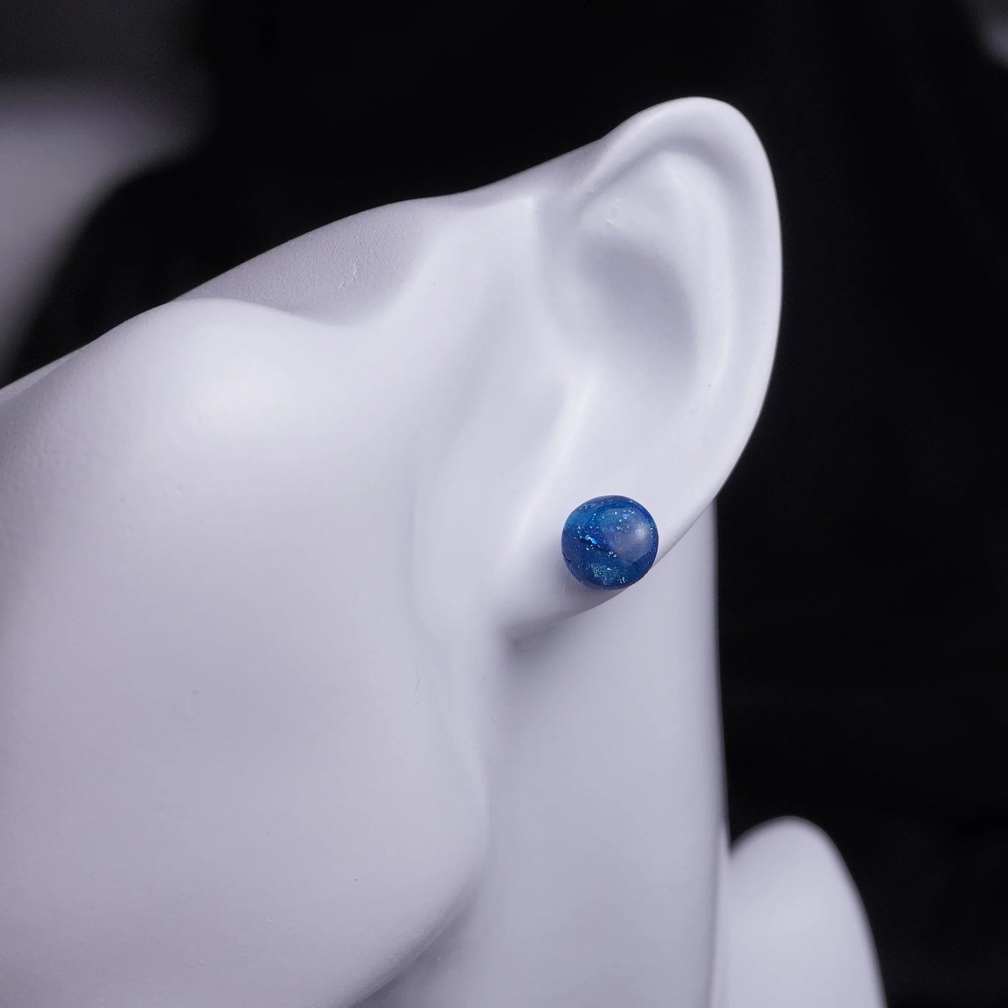 Kleine runde Ohrringe (Dark Nightsky) angesteckt